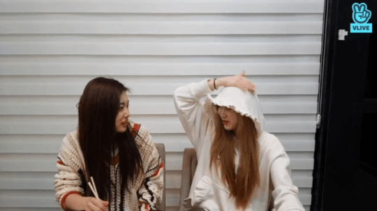 움짤 어제자 V앱 강혜원 이채연