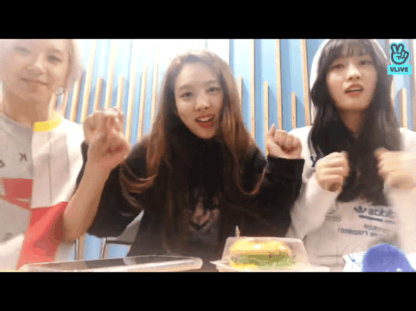 어제자 브이앱 춤추는 나모챙 나연 모모 채영