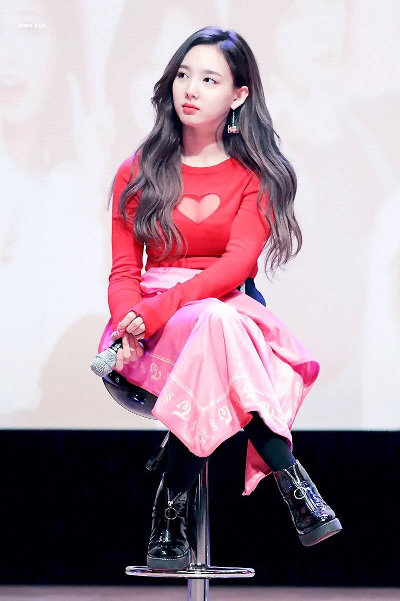 하트 사이로 보이는 트와이스 나연 가슴