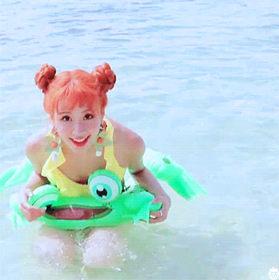 물놀이하는 채영