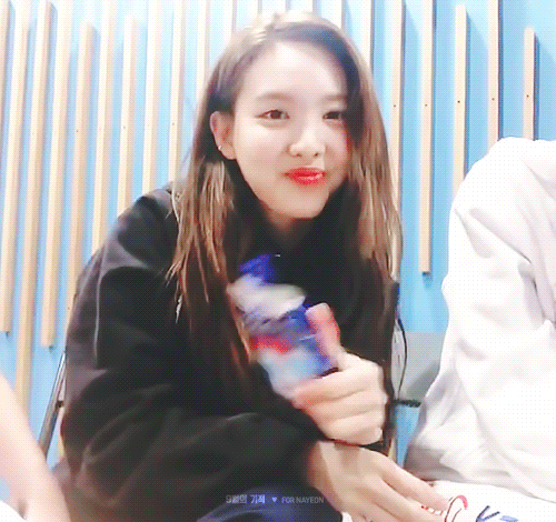 움짤 어제자 브이앱 트와이스 토끼 나연
