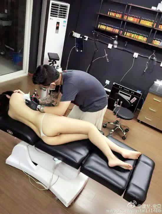 타투하는 중국 처자