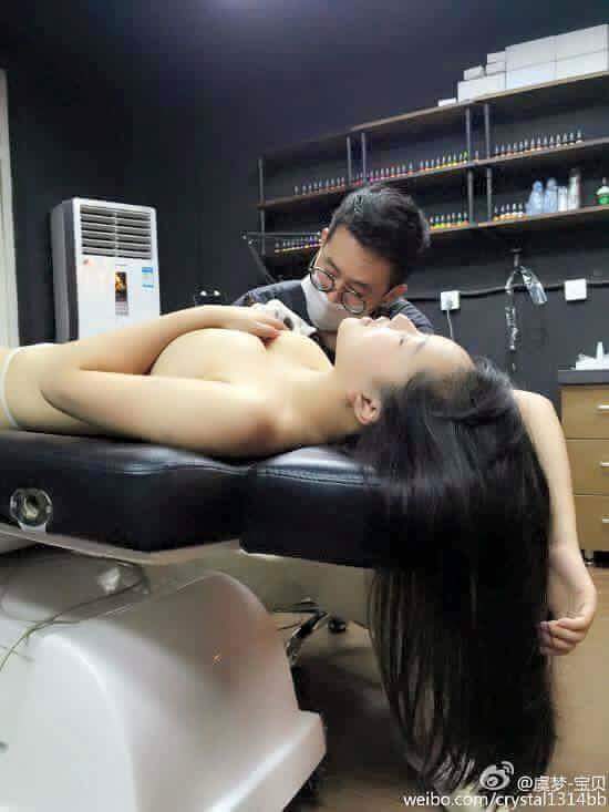 타투하는 중국 처자