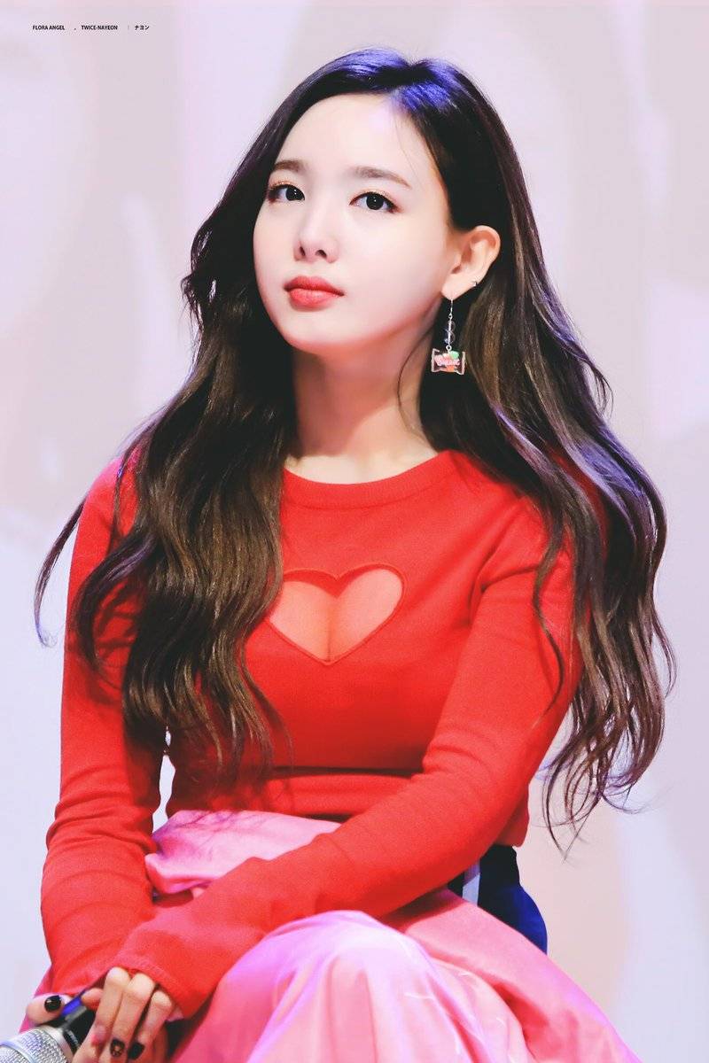 하트 사이로 보이는 트와이스 나연 가슴
