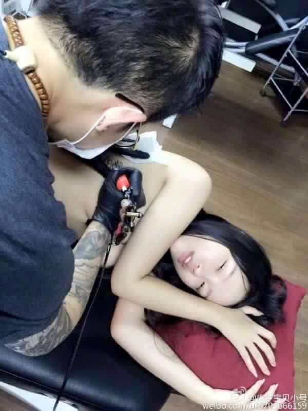 타투하는 중국 처자