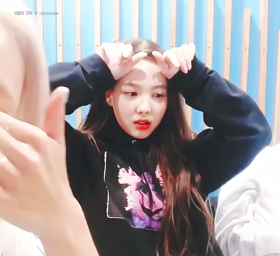 190226 V앱 나연 1.gif