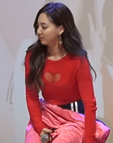 하트 사이로 보이는 트와이스 나연 가슴
