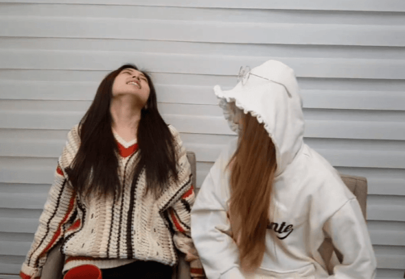 190214 V앱 강혜원 이채연 1.gif