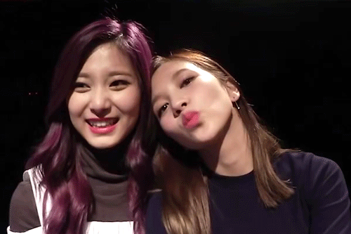 쯔위가 좋은 미나 언니 1.gif