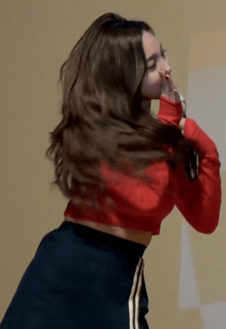 하트 사이로 보이는 트와이스 나연 가슴