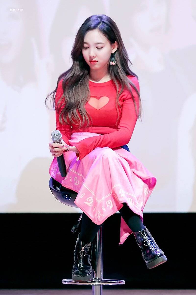 하트 사이로 보이는 트와이스 나연 가슴