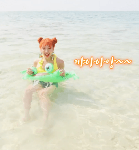 물놀이하는 채영
