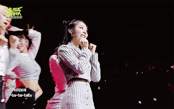 움짤 뮤직뱅크 in 홍콩 트와이스 쯔위,나연