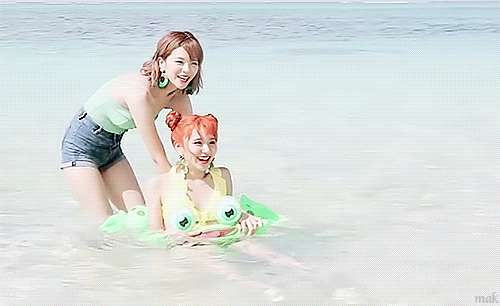 물놀이하는 채영