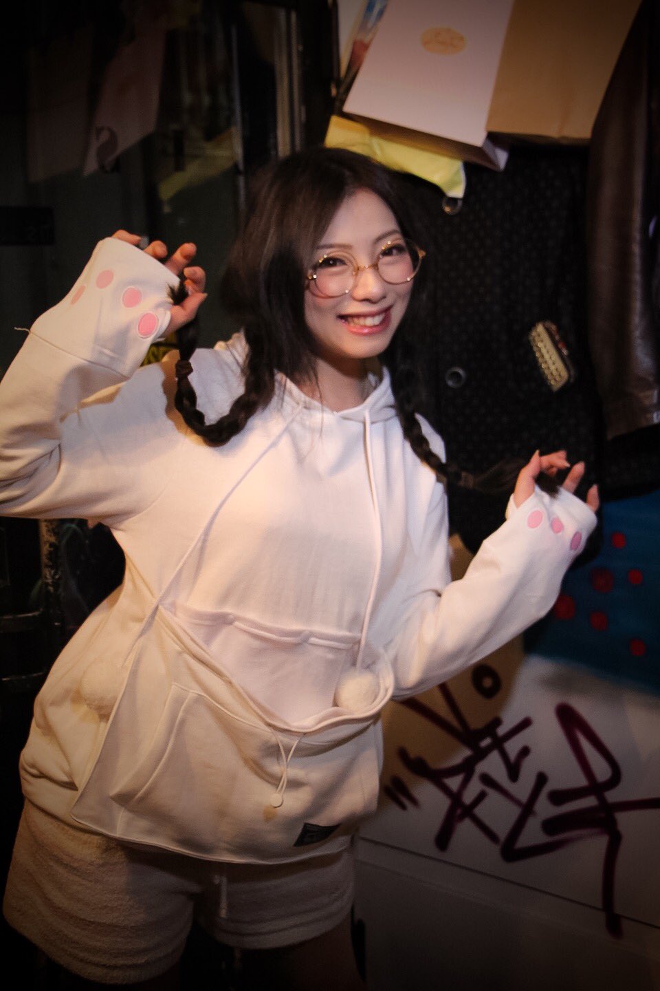 안경 쓴 사쿠야 유아