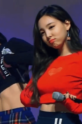 하트 사이로 보이는 트와이스 나연 가슴
