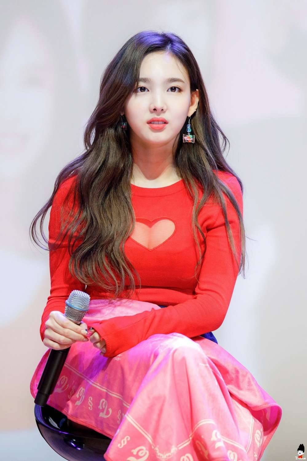 하트 사이로 보이는 트와이스 나연 가슴