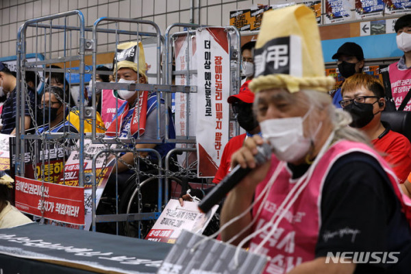 
						오늘 아침 대규모 전장연 시위 모습.		