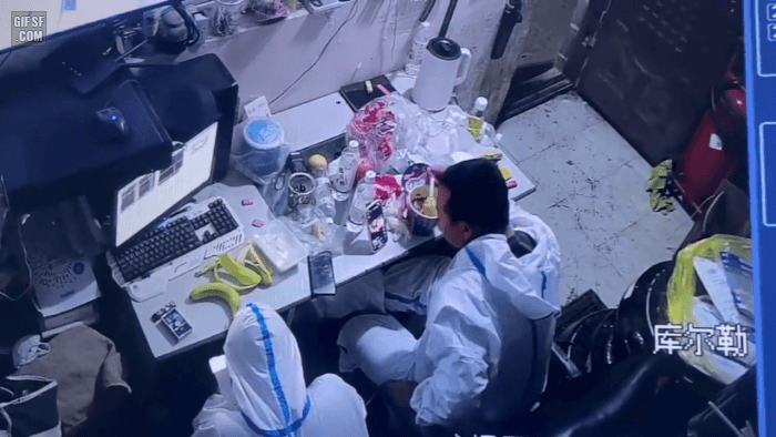 
						컵라면이 폭발한 연유는?.gif		