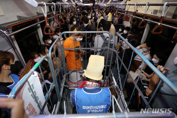 
						오늘 아침 대규모 전장연 시위 모습.		