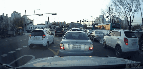 
						도로위 얌체족들 절대로 안껴주는 운전의 신		