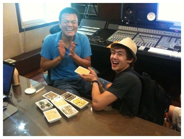 박진영에게 떡바치는 닉쿤. ㅋㅋ