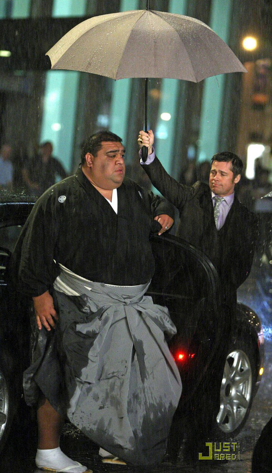 우산 들어주고 있는 브래드 피트