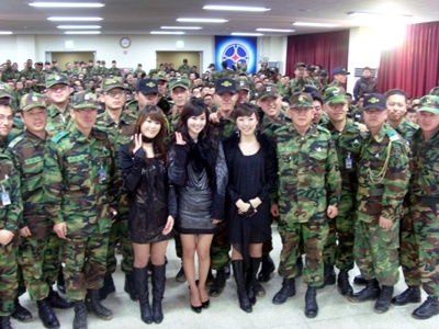 씨야 군인들과 사진한방