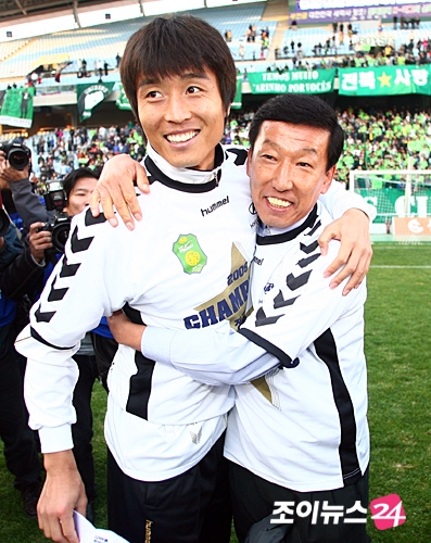 최강희♡이동국 포옹..