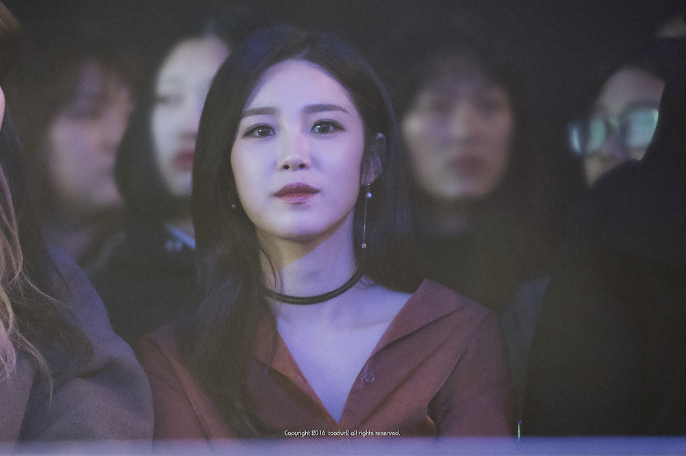 요즘 목에 개목걸이 차는게 유행이냐?