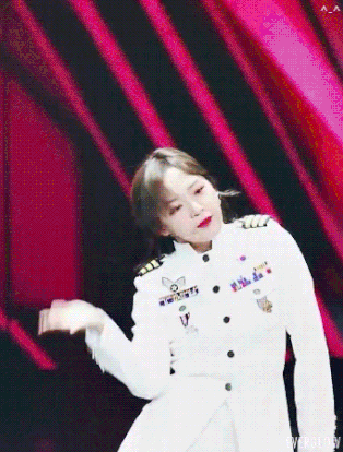 제복 김세정