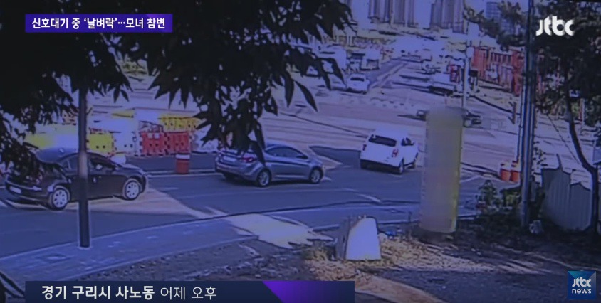 신호대기 중 갑자기 날아온 차량
