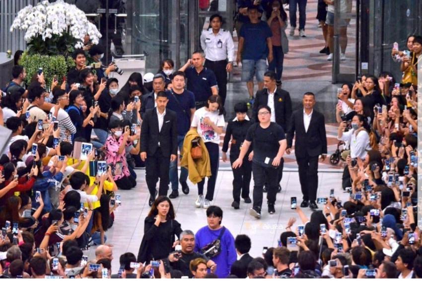 사진 태국으로 고수익 단기 알바 뛰러 간 윤아