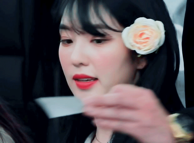 올려다 보는 아이린