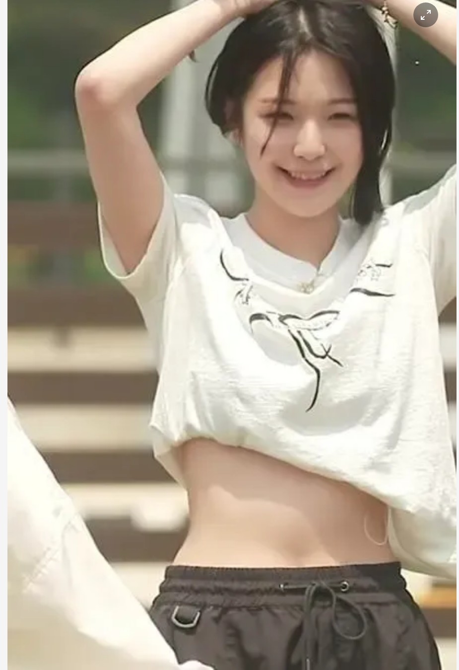 옷 걷어 올린 프로미스나인 백지헌.GIF