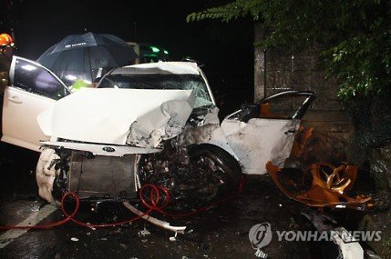고교생 5명 탄 승용차 옹벽 충돌