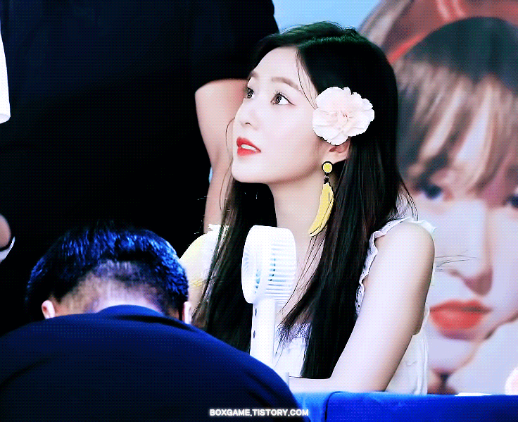 올려다 보는 아이린