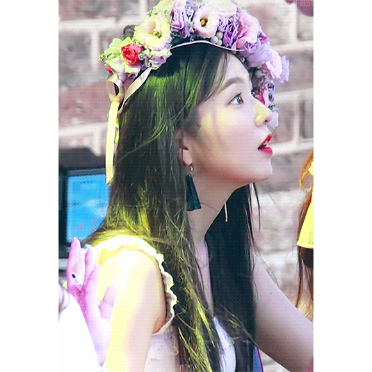 올려다 보는 아이린