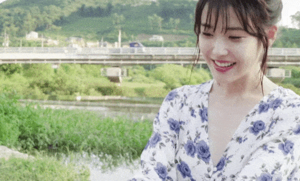 비눗방울 가지고 노는 아이유