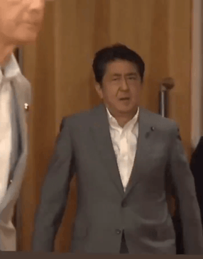 아베 표정 근황.gif