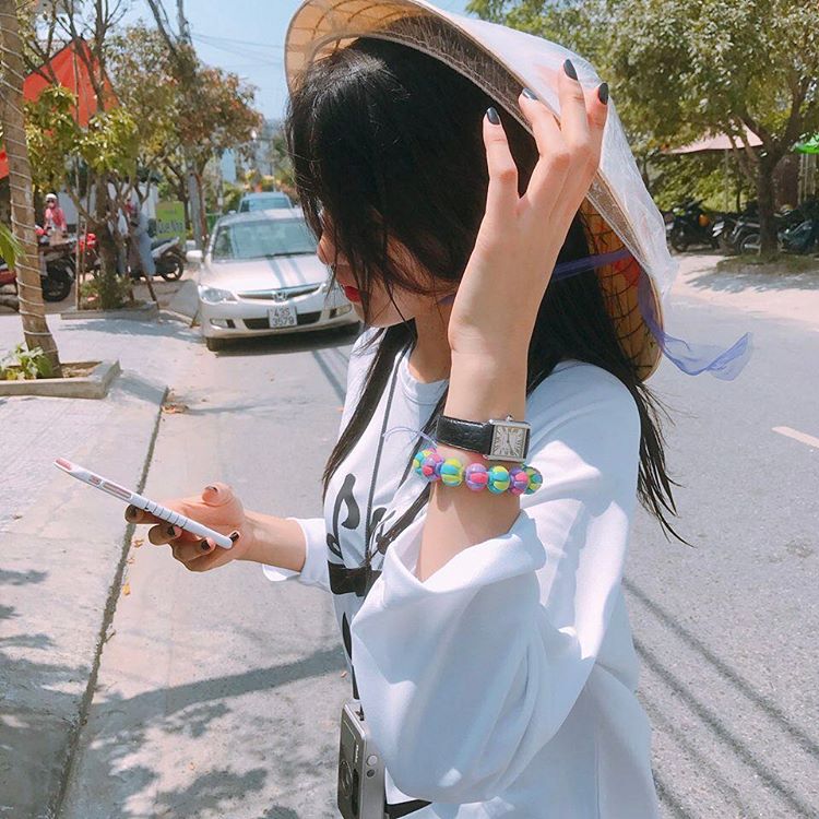 얼굴 다 가려도 예쁜 설현