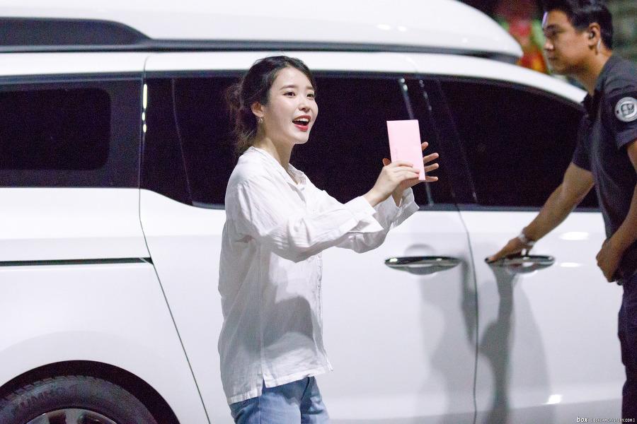 아이유 지콘콘서트 게스트 출퇴근