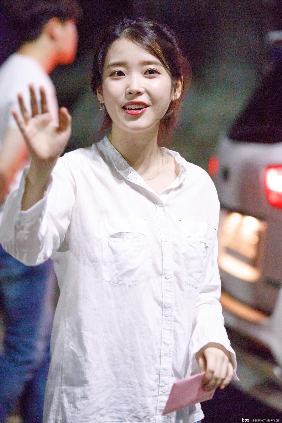 아이유 지콘콘서트 게스트 출퇴근