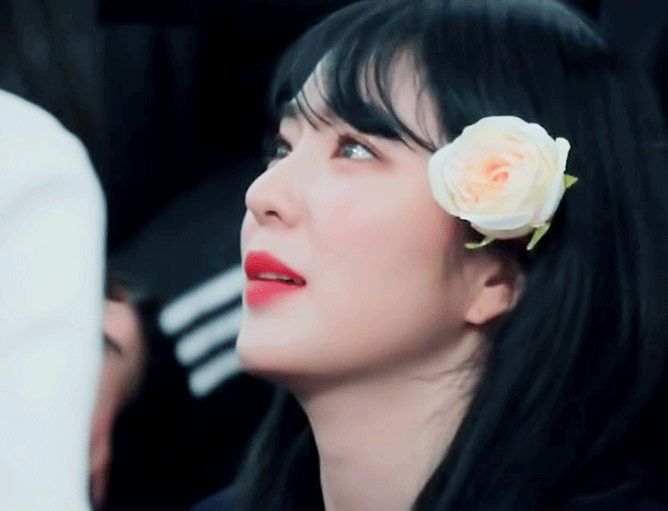 올려다 보는 아이린
