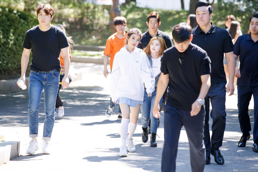 아이유 뉴발란스 런온 출퇴근