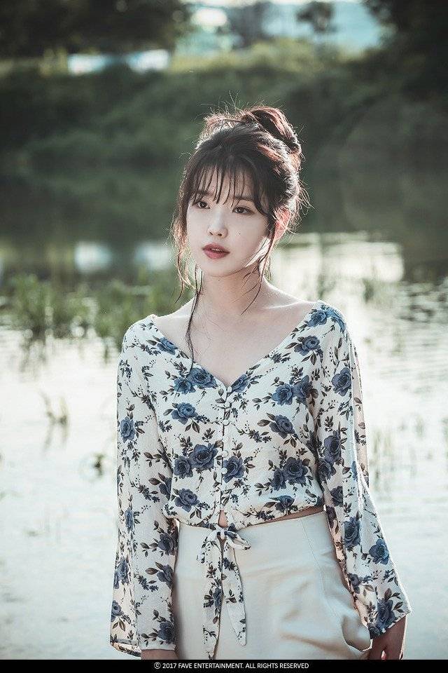 비눗방울 가지고 노는 아이유