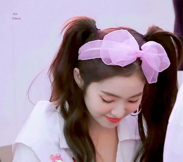 올려다 보는 아이린