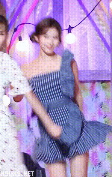 우윷빛깔 사나