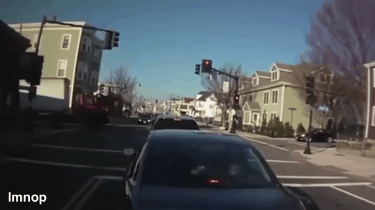 긴 트레일러의 우회전