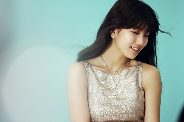 [연예인]			수지 스와로브스키 비공개컷 촬영현장